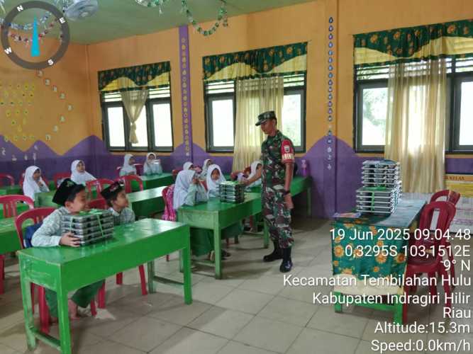 Babinsa Tembilahan Hulu Dampingi SPPG dalam Program MBG