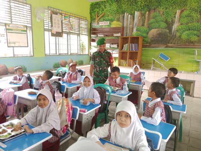 Babinsa Serda Ronal Manalu Dampingi Penyaluran 2.539 Porsi Makan Bergizi Gratis di Tembilahan Hulu