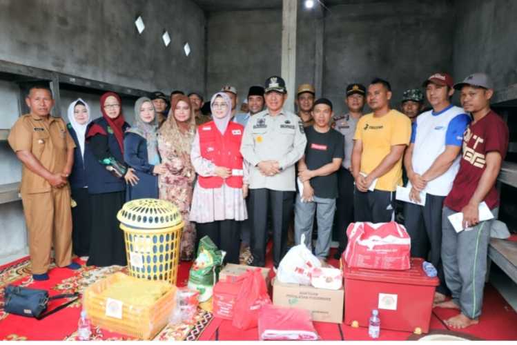 Bupati Inhil Menyerahkan Bantuan Untuk Korban Kebakaran di Kelurahan Sungai Salak