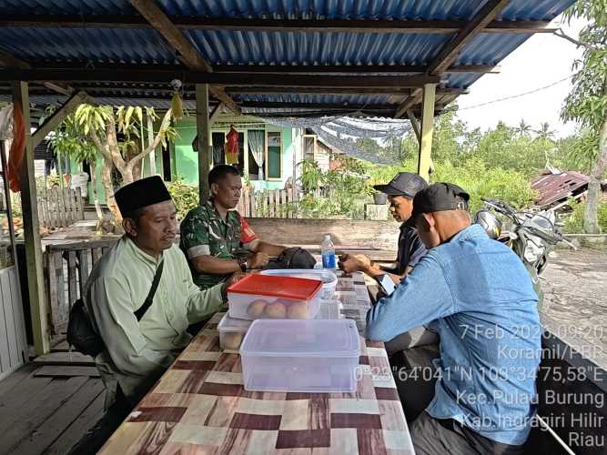 Babinsa Koramil 11/Pulau Burung Tingkatkan Wawasan Kebangsaan Lewat Komsos.