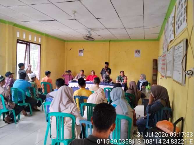 Babinsa Sertu Pernando Sitompul Dampingi Musyawarah RKPDes dan Penyaluran BLT di Desa Sungai Dusun