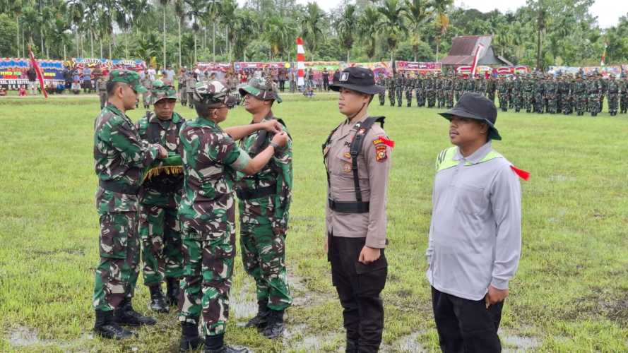 Personil Koramil 12/Batang Tuaka Ikut Sukseskan Penutupan TMMD Ke -123 Kodim Inhil