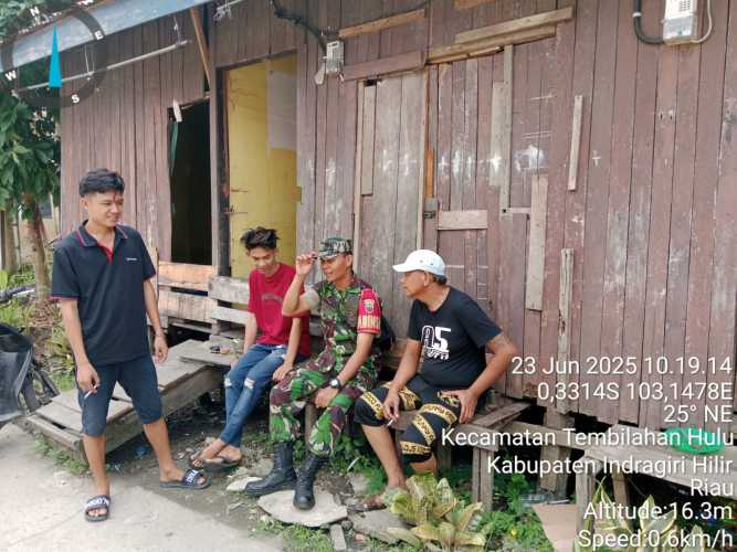 Babinsa Serda Ronald Manalu Ajak Pemuda Hindari Narkoba dan Miras di Kelurahan Tembilahan Hulu