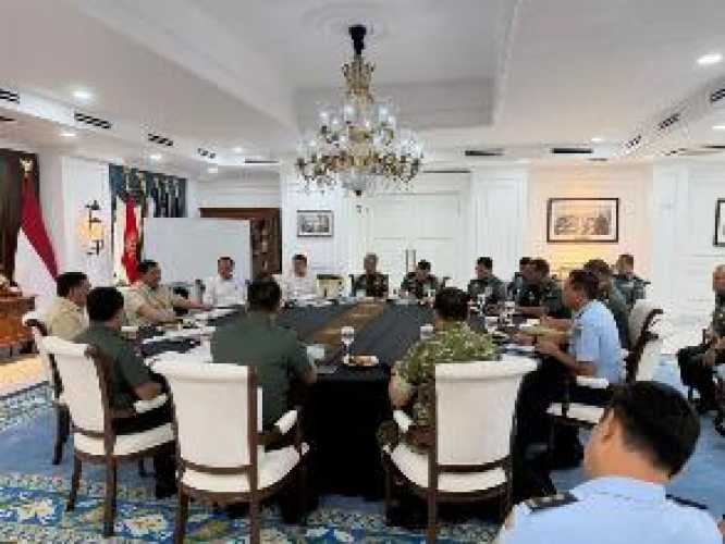 Presiden Prabowo Gelar Pertemuan Rutin dengan Pimpinan TNI di Istana