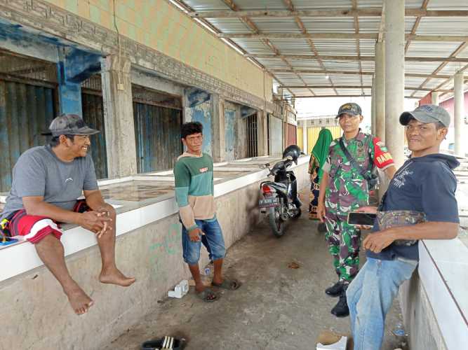 Babinsa Koramil 01/Tembilahan Perkuat Toleransi Antarwarga di Bulan Ramadhan