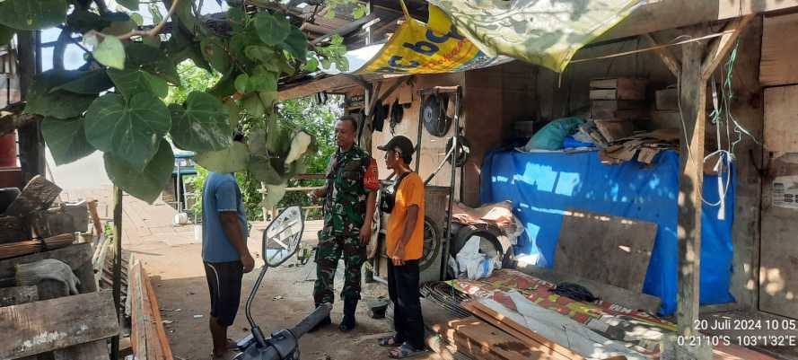 Sertu Suratno Babinsa Koramil 01/Tembilahan Lakukan Penyuluhan kepada Buruh Angkut