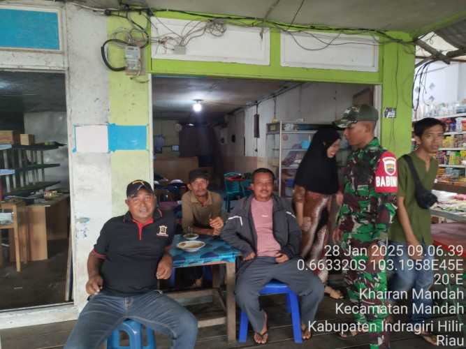 Babinsa Pratu Bagus Pranata dalam memantau keamanan dan ketertiban masyarakat (kamtibmas) di Desa Planduk