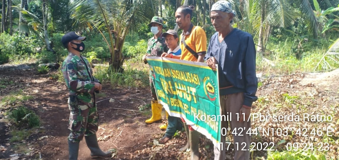 Serda Ratno Lalui Areal Karhutlah di Dusun Mekar Jaya