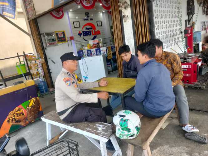 Bhabinkamtibmas Polsek Kempas sambangi rumah warga menyampaikan Himbauan Pilkada Damai.