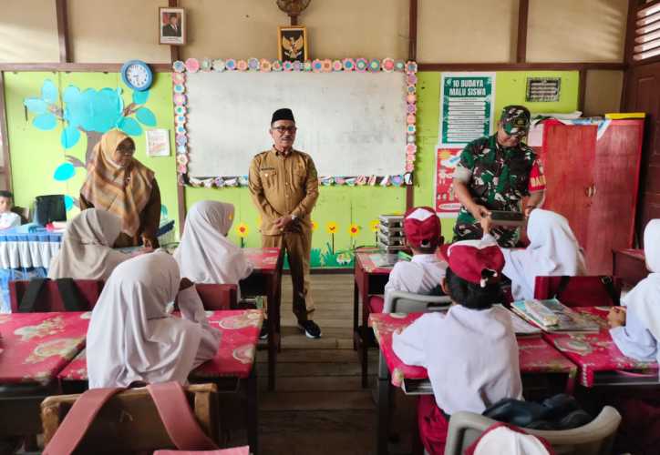 Babinsa Sertu Anton Awasi Pendistribusian 3.179 Porsi Makanan Bergizi Gratis di Tembilahan Hulu