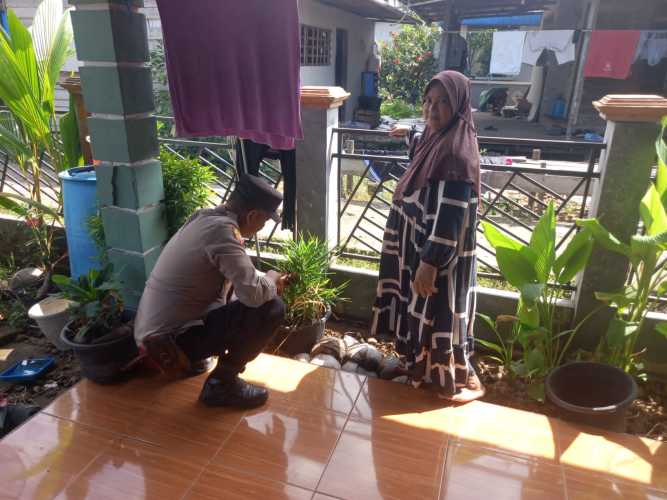 Polsek Enok Galang Ketahanan Pangan Lewat Pendampingan Tanaman Pekarangan Warga