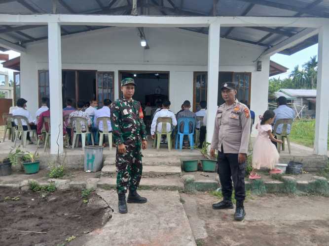 Babinsa Pulau Burung Bersama Polsek Gelar Pengamanan Ibadah Paskah di  Gereja HKBP Betlehem