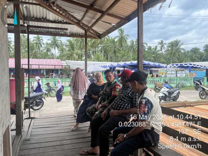 Babinsa Koramil 08/Mandah Perkuat Sahabat Karib dengan Warga Lewat Komsos
