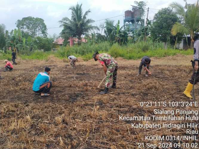 Serka Masri Gelar Pembersihan Lapangan Bola Jelang HUT TNI