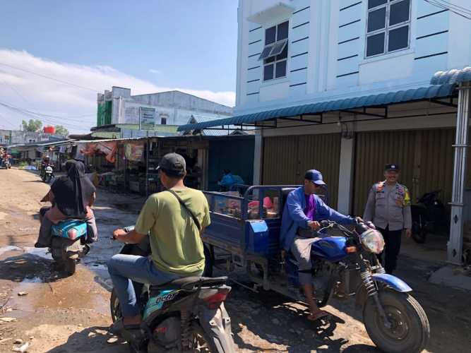 Polsek Pulau Burung Gelar  Pengamanan Pasar Menjelang Hari Raya Idul Adha 1446 H