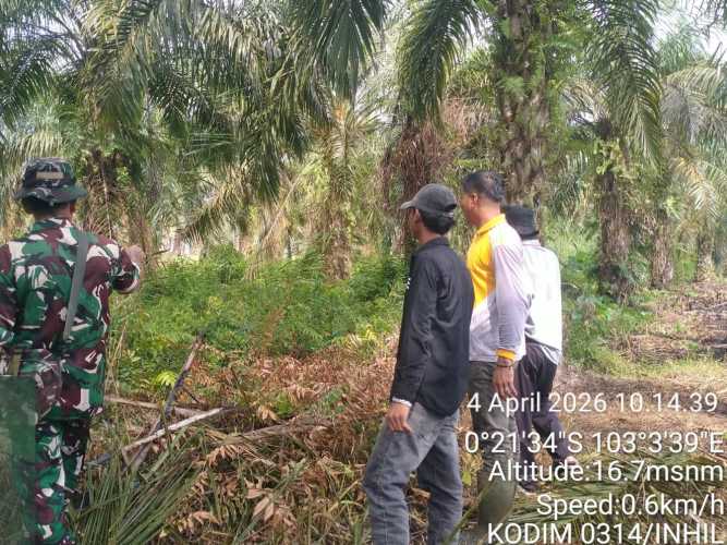 Babinsa Koramil 01/Tbh Bersama Warga Gencarkan Patroli Tapal Batas, Desa Sialang Panjang Tetap Aman dan Kondusif