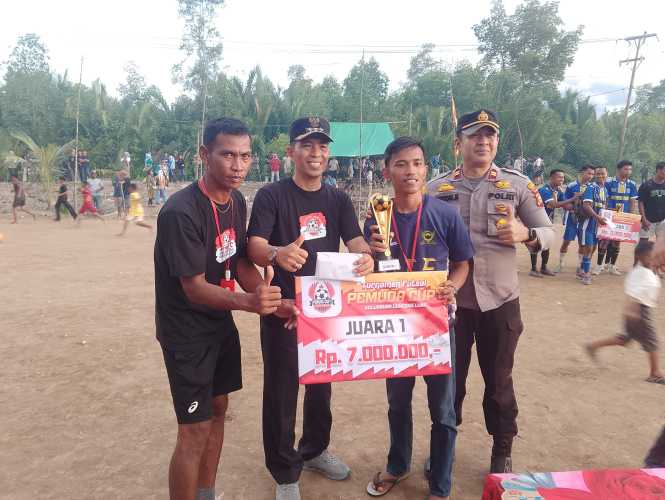 Kapolsek Concong Secara simbolis Serahkan  Piala Kepada Para Pemenang Pada Penutupan Turnamen Futsal Pemuda Cup 1 Tahun 2025