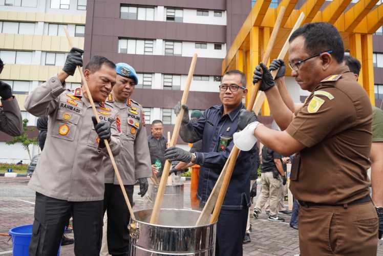 Polda Riau Musnahkan 13 Kg Sabu serta 269 Pil Ektasi Milik 15 Orang Kurir Jaringan Internasional