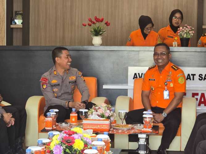 Perkuat Sinergitas, Kasat Polairud Polres Pelalawan Kunjungi Kantor Basarnas Pekanbaru