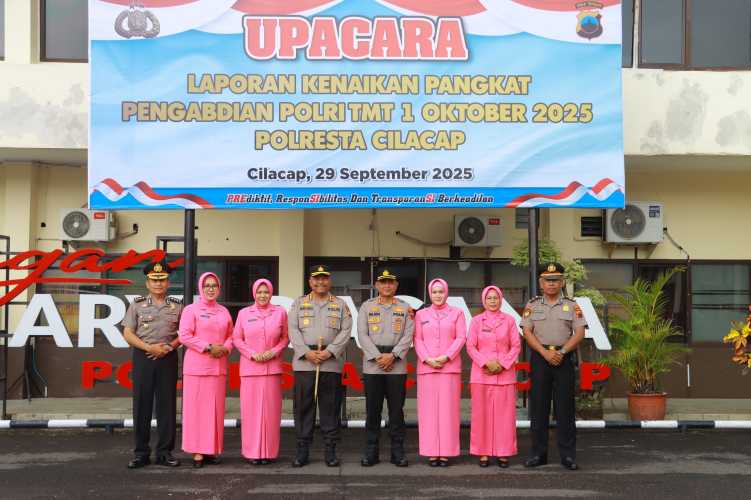 Polresta Cilacap Gelar Upacara Kenaikan Pangkat Pengabdian Kado Indah Jelang Purna Tugas