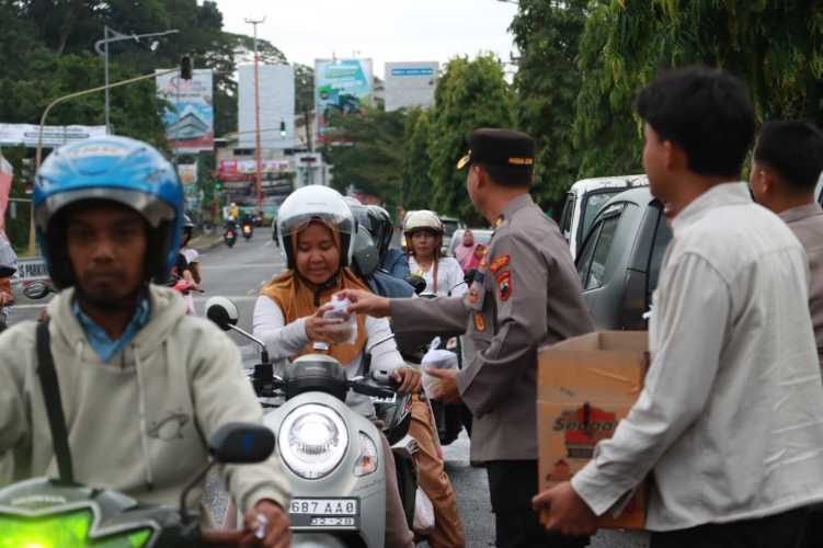 Hangatnya Ramadan, Polresta Cilacap Berbagi Takjil untuk Masyarakat