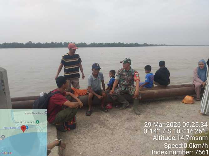 Babinsa Sungai Piring Monitoring Arus Balik Lebaran di Pelabuhan, Imbau Warga Utamakan Keselamatan