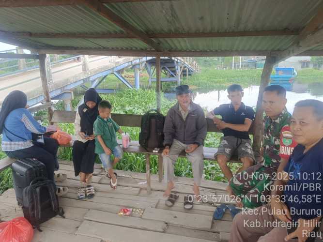 Babinsa menjaga kamtibmas di lingkungan sekitar pelabuhan rakyat: