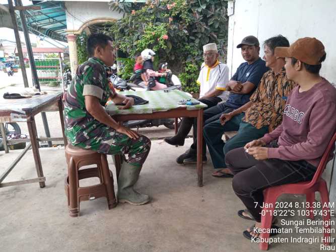 Serda Deni Babinsa Sungai Beringin Beri Arahan Pada Warga Tentang Pilpres dan Pileg