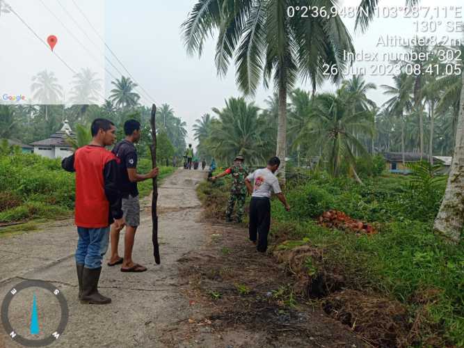 Babinsa Pimpin Gotong Royong di Desa Bente