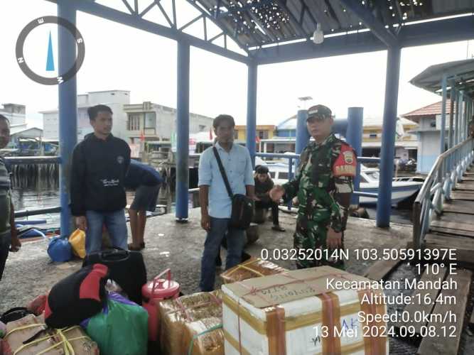 Babinsa Sematkan Sosialisasi  di Pelabuhan Sembuang