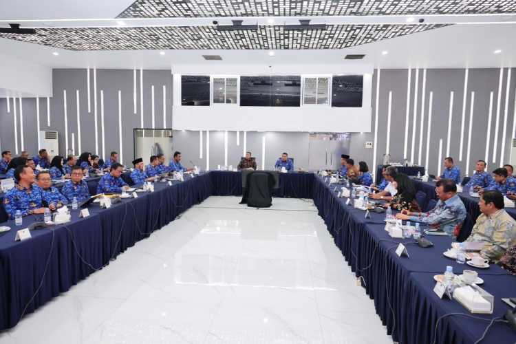 Kebut Penyelesaian Berkas Layanan Pertanahan Akhir Tahun, Menteri Nusron Instruksikan Jajaran Masuk di Akhir Pekan