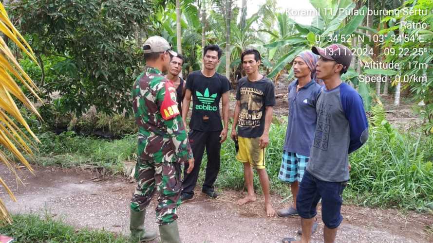 Sertu Ratno Bersama Pemuda Desa Membina Lingkungan Bebas Karhutlah