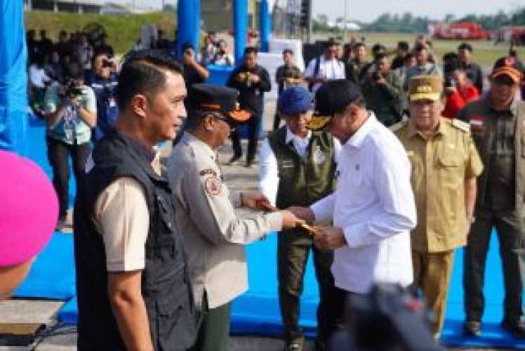 Perkuat Penanganan Karhutla di Riau, Pemerintah Pusat Serahkan Bantuan Peralatan Senilai Rp 1 Miliar