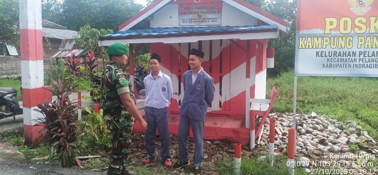 Koptu J.Manurung Babinsa Koramil 10/Pelangiran Edukasi Pelajar di Kampung Pancasila