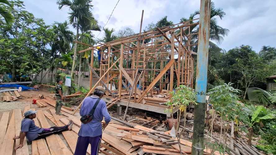 TMMD ke-123, Babinsa Pulau Burung Partisipasi Aktif Dalam Bedah Rumah Warga Tidak Layak Huni