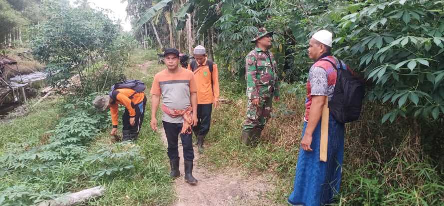 Waspada Pelanggaran Batas, Babinsa Koramil 01/Tbh Gelar Patroli Tapal Batas Bersama Warga di Tembilahan Hilir