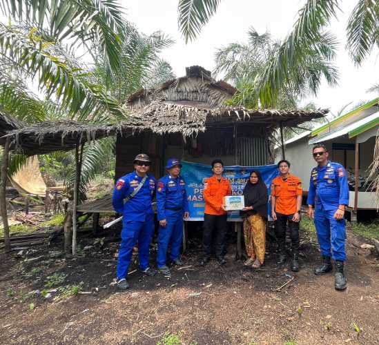 Program JALUR, Satpolairud Polres Inhil Salurkan Bantuan Sembako untuk Masyarakat Pesisir