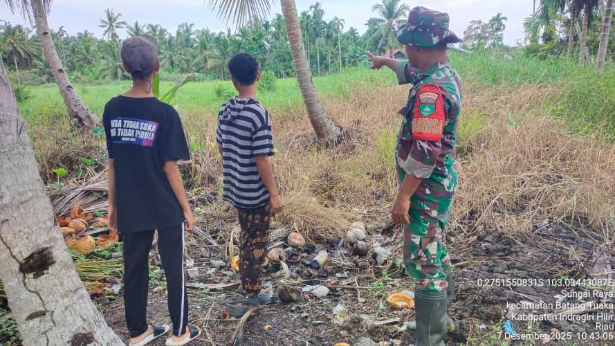Babinsa melakukan patroli tapal batas dan menyiapkan kesiagaan banjir rob tahunan:
