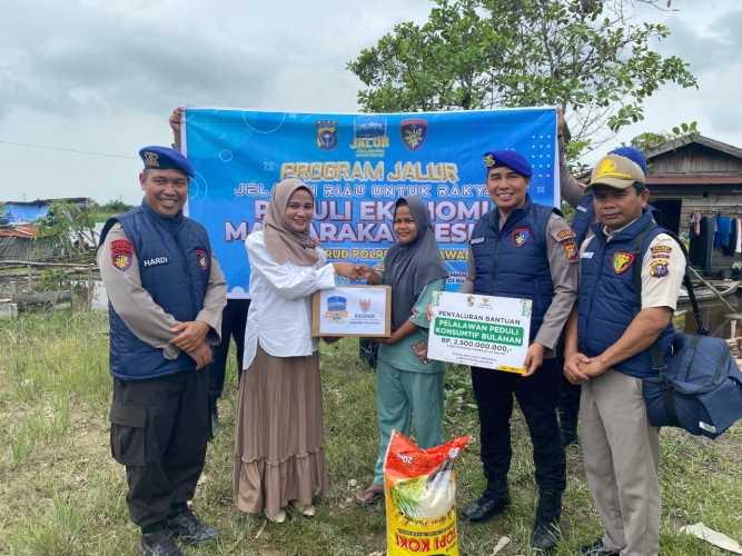 Peduli Masyarakat Pesisir, Sat Polairud Polres Pelalawan bersama Baznas Salurkan Bantuan.