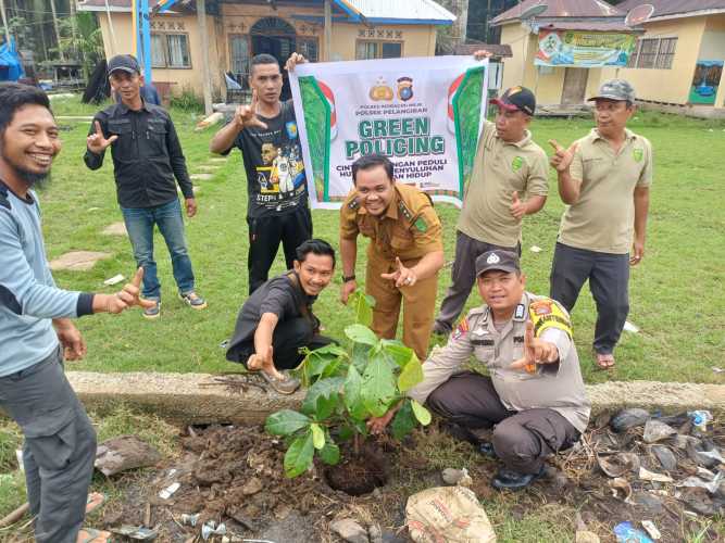 Polsek Pelangiran Implementasikan Program Green Policing di Desa Teluk Bunian