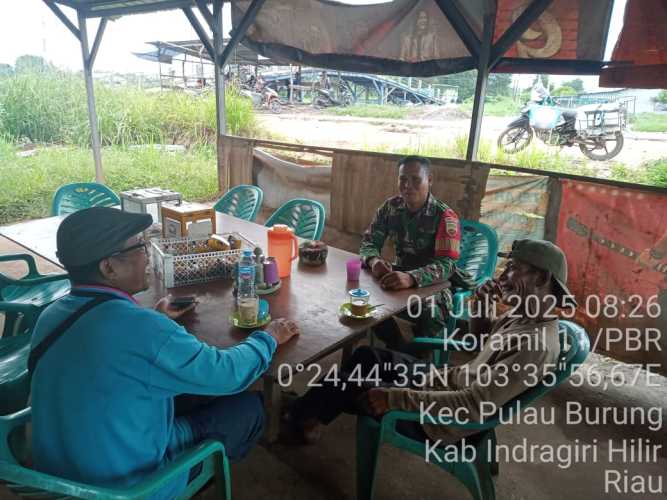 Babinsa Koramil 11/Pulau Burung  Aktif Jaga Keasrian Lingkungan di Desa Pulau Burung