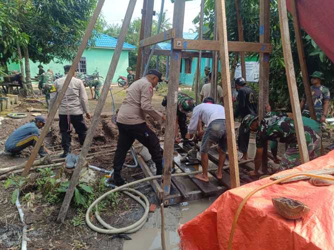 Di Lokasi TMMD Ke -123 Kodim 0314/Inhil, Personil Koramil Pulau Burung Ambil Bagian Penyelesaian Program Sumur Bor