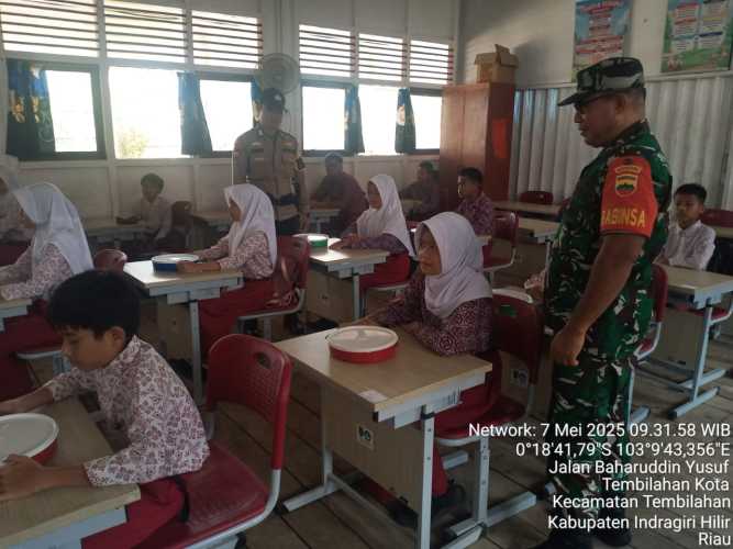 Babinsa Tembilahan Hilir Distribusikan Program MBG 1.217 Porsi ke Berbagai Sekolah di Kota Tembilahan