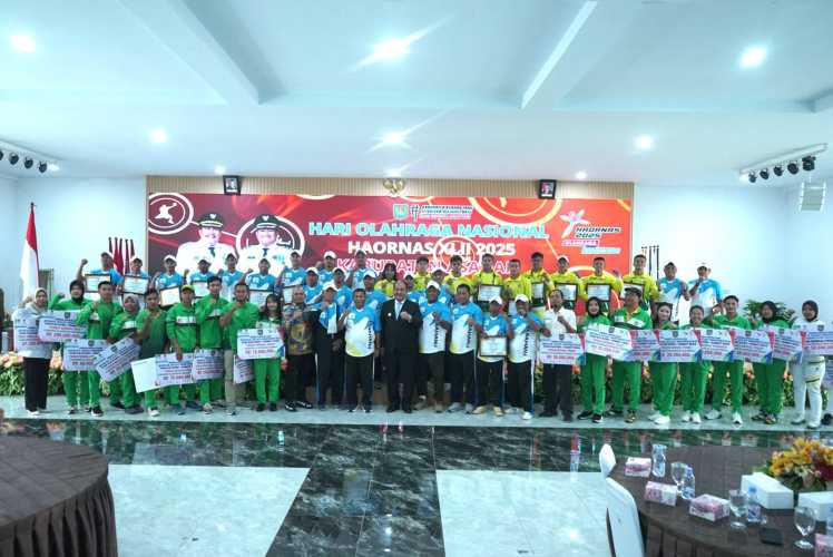 Bupati Asahan Serahkan Penghargaan kepada Insan Olahraga Berprestasi PON Aceh-Sumut 2024
