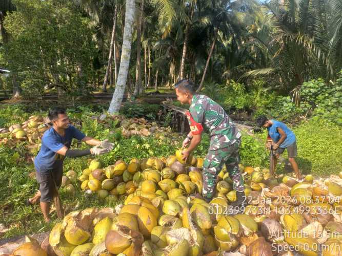 Babinsa Mandah melaksanakan dialog pertanian