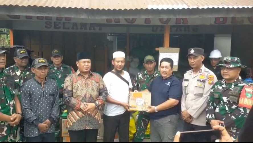 Pasca Kebakaran Desa Pulau Burung, Danramil 11/Pulau Burung   Terus Bergerak, Sembako dari Koramil 06/Kateman Perkuat Logistik Bantuan