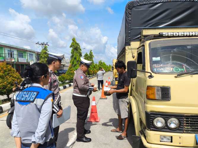 Bulan Berkeselamatan, Satlantas Polres Inhil Tertibkan Kendaraan Angkutan Barang  di Kota Tembilahan