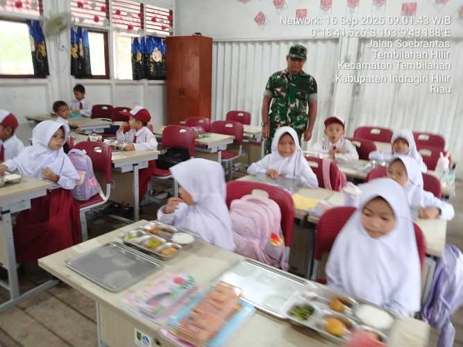 Babinsa Sertu Anton Dampingi Penyaluran 2.915 Porsi Program MBG di Tembilahan Hilir