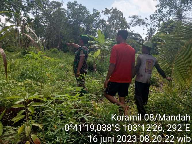 Kopda Sudarwis  menjaga Lahan dari Karhutlah