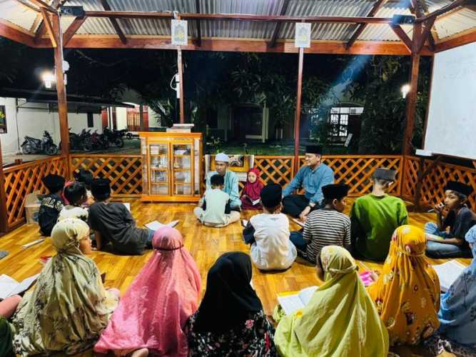Lantunan Kalam Ilahi Terus Menggema Setiap Magrib  di Lingkungan Polsek Tembilahan Hulu